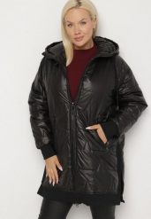Czarna Kurtka z Pikowanymi Przeszyciami i Kapturem Zarimelia. Czarne kurtki damskie Born2be, plus size, bez wzorów, z jeansu. Za 169.99 zł.