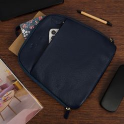 Plecak damski skórzany elegancki miejski granatowy Beltimore P21. Niebieskie plecaki damskie bez wzorów, eleganckie. Za 149.99 zł.