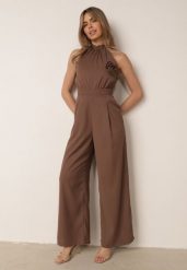 Brązowy Kombinezon Elegancki z Broszką Różą 3D i Dekoltem Halter Thaelima. Brązowe kombinezony damskie Born2be, m, bez wzorów, eleganckie, bez kołnierzyka, bez ramiączek. Za 159.99 zł.
