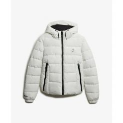 Damska kurtka z kapturem Superdry Spirit. Białe kurtki damskie Superdry., bez wzorów, z puchu, z kapturem. Za 554.50 zł.
