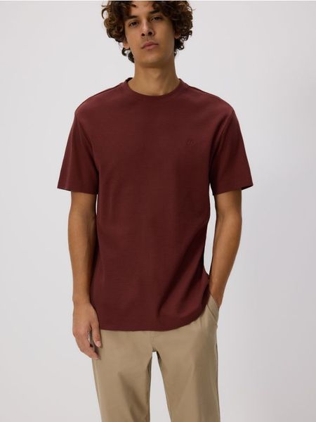 Strukturalny t-shirt comfort fit - bordowy. Czerwone t-shirty męskie Reserved, l, bez wzorów, z bawełny, bez kołnierzyka. W wyprzedaży za 32.99 zł.