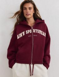 Damska bluza zapinana na zamek z kapturem Varsity bordowa. Czerwone bluzy z kapturem damskie Aim'n, l, z bawełny. Za 390.00 zł.