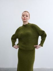 BGN Sweter w kolorze zielonym rozmiar: 36. Zielone golfy damskie BGN, bez wzorów, prążkowane, bez ramiączek. Za 121.99 zł.