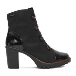 Botki Rieker. Czarne botki damskie Rieker, bez obcasa, na słupku, bez zapięcia. Za 329.99 zł.