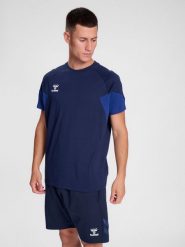 Koszulka Hummel Travel. Niebieskie t-shirty sportowe męskie HUMMEL, na wiosnę, s, z bawełny, bez ramiączek, do piłki nożnej. Za 154.50 zł.