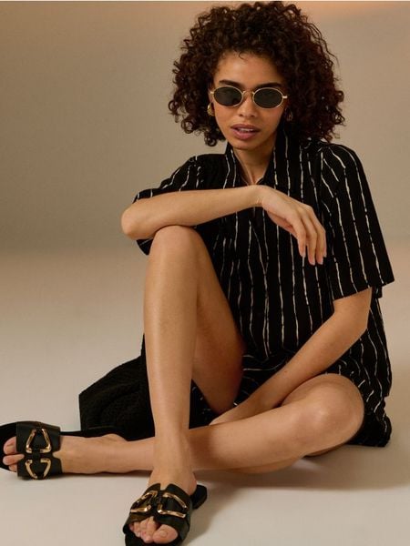 Klapki z wkładką ze skórą naturalną - czarny. Czarne klapki damskie Sinsay, bez wzorów, ze skóry, bez obcasa. Za 39.99 zł.