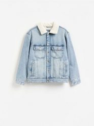 Jeansowa kurtka sherpa - niebieski. Niebieskie kurtki męskie Reserved, l, bez wzorów, z denimu, bez kaptura. Za 239.99 zł.