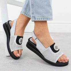 Sandały damskie na podwyższeniu z gumą srebrne Jezzi RMR2267-2. Szare sandały damskie Jezzi, bez wzorów, z gumy, bez obcasa. Za 113.99 zł.