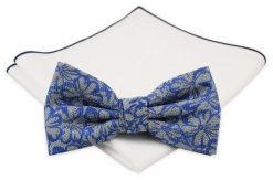 Szara Mucha z Białą Poszetką -CHATTIER- Męska, w Niebieskie Kwiatki. Niebieskie krawaty i muchy męskie Chattier, bez wzorów, eleganckie. Za 59.00 zł.