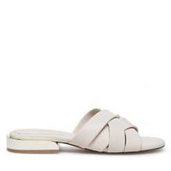 Klapki Nine West. Brązowe klapki damskie Nine West, bez wzorów, bez obcasa. Za 179.99 zł.