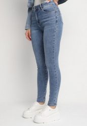 Jasnoniebieskie Jeansy z Bawełną i Efektem Push Up o Dopasowanym Kroju Flortebia. Niebieskie jeansy damskie Born2be. Za 89.99 zł.