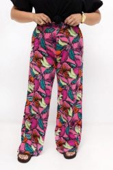 Różowe spodnie Marisa w owocowy wzór | Prosta nogawka | Rayon z bawełną | PLUS SIZE OVERSIZE LATO. Czerwone spodnie materiałowe damskie Moda Size Plus Iwanek, bez wzorów, z bawełny, eleganckie, plus size. Za 169.90 zł.