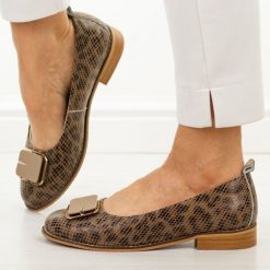 Brązowe skórzane półbuty damskie Cambell 19456. Brązowe półbuty damskie Cambell, z aplikacjami, z jeansu, eleganckie, z okrągłym noskiem, bez obcasa, na obcasie. W wyprzedaży za 201.52 zł.