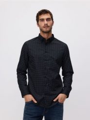Koszula slim fit z bawełną - czarny. Czarne koszule męskie Reserved, l, bez wzorów, z bawełny, bez kołnierzyka, bez ramiączek. W wyprzedaży za 45.99 zł.