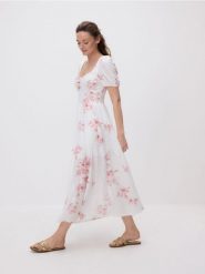 Sukienka maxi w kwiaty - pastelowy róż. Czerwone sukienki damskie Reserved, l, bez wzorów, z dzianiny, bez kołnierzyka, bez ramiączek, maxi. W wyprzedaży za 55.99 zł.