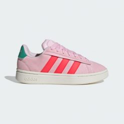 Buty Grand Court Alpha. Czerwone obuwie trekkingowe damskie Adidas. W wyprzedaży za 314.25 zł.