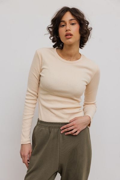 Dopasowany top z długim rękawem z prążkowanej dzianiny w kolorze BISQUIT - MOODY. Żółte topy damskie Marsala, bez wzorów, z bawełny, bez kołnierzyka. Za 129.90 zł.