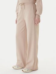 Guess Spodnie dresowe V5BB12 KCX22 Beżowy Regular Fit. Brązowe spodnie dresowe damskie Guess, xl, z aplikacjami, z dresówki. Za 479.99 zł.