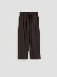 Spodnie z wiskozą - brązowy. Brązowe spodnie materiałowe damskie Reserved, bez wzorów, z tkaniny. Za 99.99 zł.