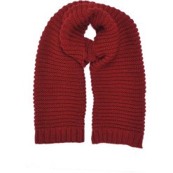 SZALIK DAMSKI. Czerwone szaliki i kominy damskie TOP SECRET, na jesień, bez wzorów, z dzianiny. W wyprzedaży za 29.99 zł.