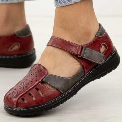 Bordowe zakryte sandały damskie Unisoft 9955. Czerwone sandały damskie Jezzi, bez wzorów, ze skóry, bez obcasa, na płaskiej podeszwie. Za 149.00 zł.