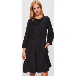 Calvin Klein Jeans - Sukienka. Czarne sukienki damskie Calvin Klein Jeans, na co dzień, m, bez wzorów, z jeansu, casualowe, bez kołnierzyka, bez ramiączek, proste. W wyprzedaży za 299.90 zł.