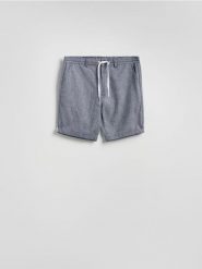 Szorty z domieszką lnu - granatowy. Niebieskie szorty męskie Reserved, z wiskozy, bez kołnierzyka. Za 129.99 zł.