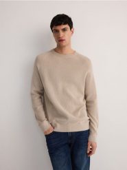 Bawełniany sweter - beżowy. Brązowe swetry męskie Reserved, l, bez wzorów, z bawełny, bez kołnierzyka. W wyprzedaży za 69.99 zł.