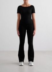 Damskie legginsy bezszwowe, wysoki stan, rozszerzane nogawki Tulip czarne. Czarne legginsy damskie Aim'n, l, bez wzorów, z dzianiny. Za 247.00 zł.