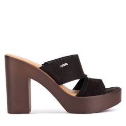 Klapki Lasocki. Czarne klapki damskie Lasocki, bez wzorów, bez obcasa. Za 169.99 zł.