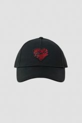 KARL LAGERFELD Czarna damska czapka z daszkiem z sercem. Czarne czapki z daszkiem damskie Karl Lagerfeld, z aplikacjami, z bawełny. W wyprzedaży za 169.99 zł.