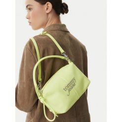 Torebka Tommy Jeans. Zielone torebki klasyczne damskie Tommy Jeans, bez wzorów, z jeansu, bez dodatków. Za 449.99 zł.