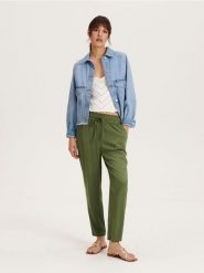 Spodnie z wiskozy - zielony. Zielone spodnie materiałowe damskie Reserved, bez wzorów, z tkaniny. W wyprzedaży za 49.99 zł.