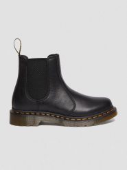 Dr. Martens Skórzane botki w kolorze czarnym rozmiar: 36. Czarne botki damskie Dr. Martens, ze skóry, sportowe, bez obcasa, bez zapięcia. Za 327.87 zł.