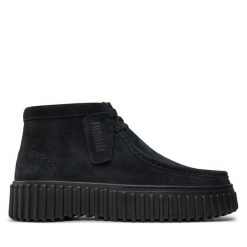 Botki Clarks. Czarne botki damskie Clarks, bez obcasa, na płaskiej podeszwie, bez zapięcia. Za 599.99 zł.