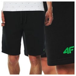 Spodenki dresowe męskie 4F 4FWSS25TSHOM0817. Czarne szorty męskie 4f, z bawełny, bez kołnierzyka. Za 69.99 zł.