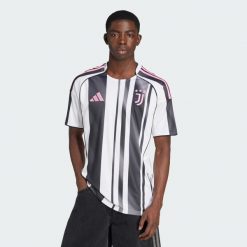 Koszulka podstawowa Juventus 25/26. Białe t-shirty damskie Adidas, xs, bez wzorów, bez kołnierzyka. Za 439.00 zł.