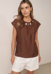 Brązowa Wiskozowa Bluzka w Stylu Boho z Aplikacją z Imitacji Kamieni Rosunte. Brązowe bluzki damskie Born2be, m, z aplikacjami, z wiskozy, boho, bez kołnierzyka, bez ramiączek. Za 89.99 zł.