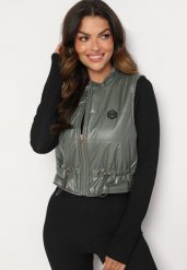 Ciemnozielona Krótka Kamizelka Ozdobiona Naszywką Ściągana w Talii Mevelina. Zielone kamizelki damskie Born2be, l, krótkie. Za 24.99 zł.