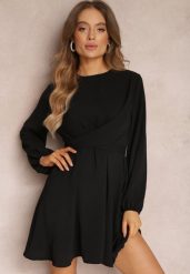 Czarna Sukienka Rozkloszowana z Gumką w Pasie Thelo. Czarne sukienki damskie Renee, m, bez wzorów, z tkaniny, eleganckie, bez kołnierzyka, bez ramiączek, mini, kopertowe. W wyprzedaży za 59.49 zł.