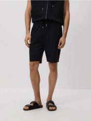 Szorty regular fit - czarny. Czarne szorty męskie Reserved, z bawełny, bez kołnierzyka. W wyprzedaży za 59.99 zł.