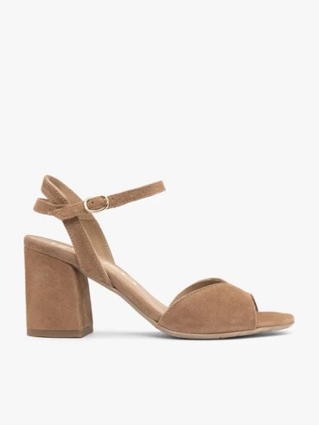 Jasnobrązowe sandały na obcasie. Brązowe sandały damskie Ryłko, bez wzorów, z gumy, bez obcasa, na obcasie. Za 399.99 zł.