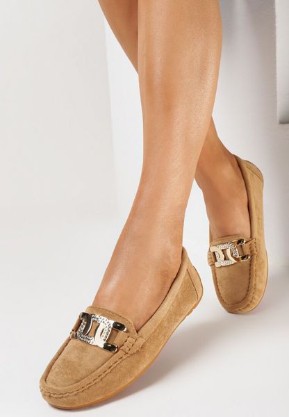 Brązowe Mokasyny z Imitacji Zamszu z Biżuteryjną Klamrą Rolani. Brązowe mokasyny damskie Born2be. Za 79.99 zł.