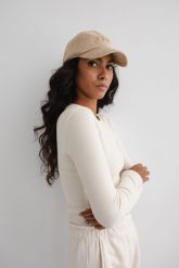 Dopasowany top z długim rękawem z prążkowanej dzianiny w kolorze WARM BEIGE - MOODY. Brązowe topy damskie Marsala, s, bez wzorów, z bawełny, bez kołnierzyka. Za 129.90 zł.