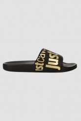 JUST CAVALLI Czarne klapki ze złotym logo Fondo Pool. Czarne klapki i japonki męskie Just Cavalli. W wyprzedaży za 189.99 zł.