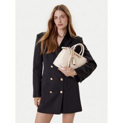 Torebka Guess. Białe torebki klasyczne damskie Guess, z aplikacjami, bez dodatków. Za 351.99 zł.