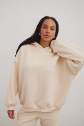 Bluza z kapturem i HAFTEM w kolorze BISQUIT- BAFFIN-UNI. Brązowe bluzy z kapturem damskie Marsala, uniwersalny, z bawełny. Za 309.90 zł.