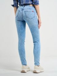 Jeansy damskie skinny marmurkowe jasnoniebieskie Adela 138. Niebieskie jeansy damskie Big Star. W wyprzedaży za 249.99 zł.