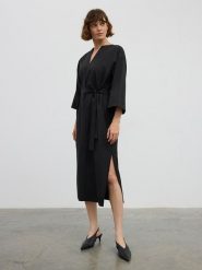 BGN Sukienka w kolorze czarnym rozmiar: 38. Czarne sukienki damskie BGN, na co dzień, bez wzorów, z tkaniny, bez kołnierzyka, bez ramiączek, midi, proste. Za 63.95 zł.