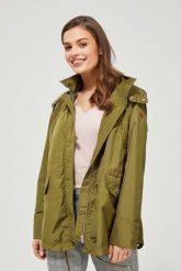 Kurtka wiatrówka z kapturem. Zielone kurtki damskie MOODO, s, bez wzorów, z poliesteru, z kapturem. W wyprzedaży za 71.99 zł.